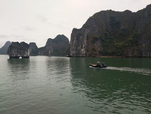 越南下龙湾美景 小船悠然穿行