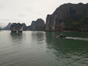 越南下龙湾美丽山水风光