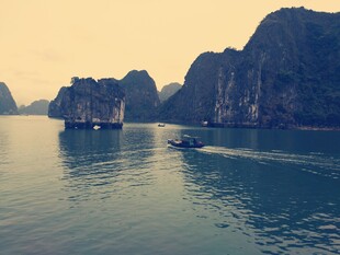 越南海上喀斯特风光 小船穿行