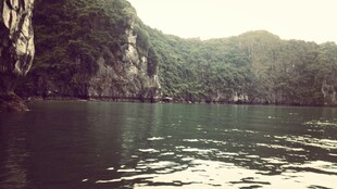 越南宁静山水间的碧绿湖面