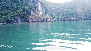 越南碧绿湖水旁的秀丽山景