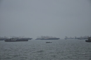 越南雾中江面船只景象