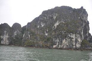 越南海上嶙峋石山景观