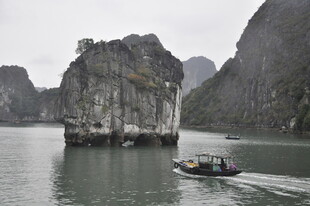 越南下龙湾美景中的游船