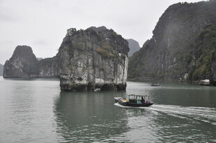 越南下龙湾的水上风光