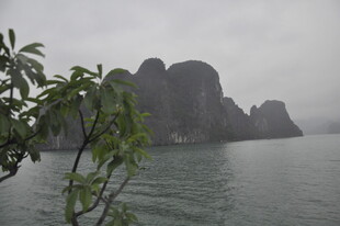 越南烟雨朦胧中的山水景致
