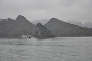 越南烟雨朦胧中的山水景致