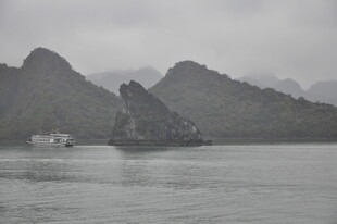 越南烟雨笼罩下的山水景致