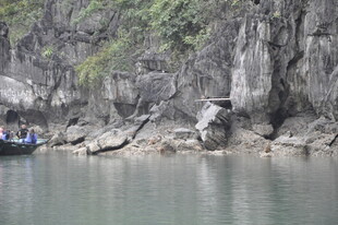 越南山水间的乘船景致