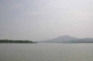 宁静湖景与远山