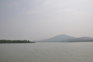 宁静湖景与远山