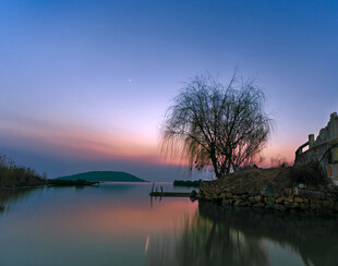 湖畔暮色美景