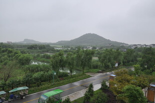 雨中远眺青山绿树景观