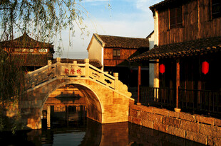 江南水乡古桥与民居美景