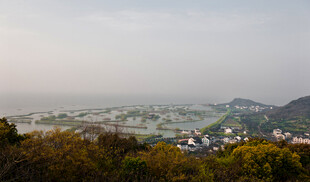 俯瞰山间城镇风光