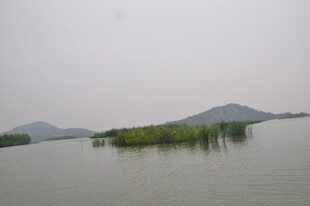 湖中小岛与远山景致