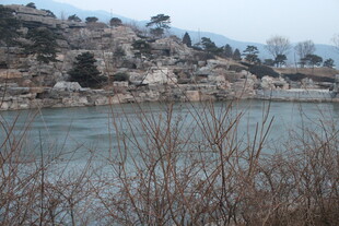 湖畔荒野景致