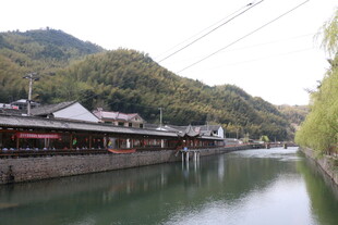 河畔古建风光