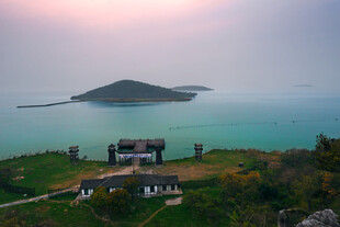海岛风光下的静谧小屋