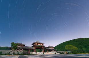 夜空下的中式古建筑景观