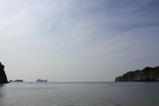 越南海上风光 远处岛屿隐约可见