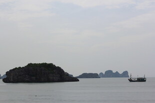 越南海上孤岛与船只景观