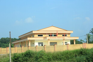 越南两层住宅立于绿意环绕处