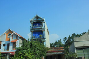 越南多彩民居 蓝天绿树相伴