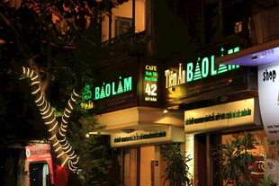 越南夜晚街边的Colori店铺