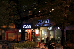 越南夜晚街边亮灯的商铺