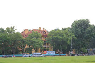 越南绿树环绕的欧式建筑景观