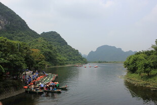 越南山水间的竹筏漂流