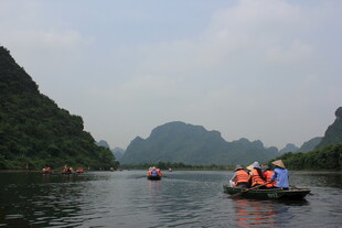 越南泛舟赏秀丽山水