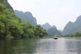 越南山水间的悠然小船