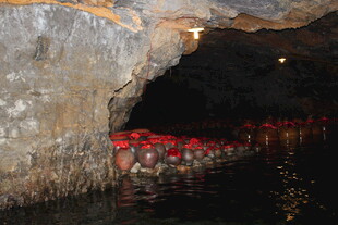 越南溶洞内的红色灯光景观