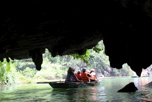 越南洞穴中乘船探险的游客