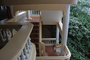 越南木质楼梯连接两层空间