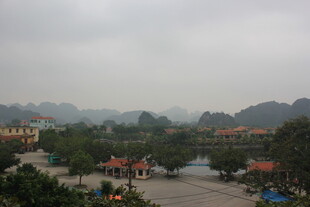 越南山间开阔广场景致