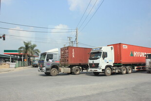 越南道路上的两辆大型货运卡车