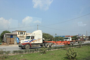 越南公路上的货运卡车景象