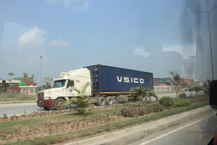 越南公路上行驶的大型货运卡车