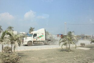 越南道路上行驶的环保垃圾车