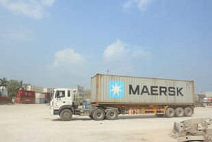 越南马士基集装箱卡车停在户外