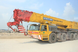 越南黄色大型起重吊车