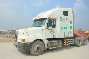 越南老旧白色半挂货运卡车