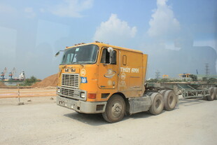 越南黄色重型卡车停在空旷地