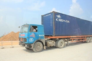 越南蓝色集装箱卡车户外场景