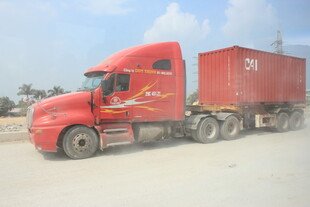 越南红色重型货运卡车在路上