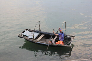 越南江上孤舟渔夫