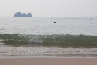 越南海边波浪与远处岛屿景观